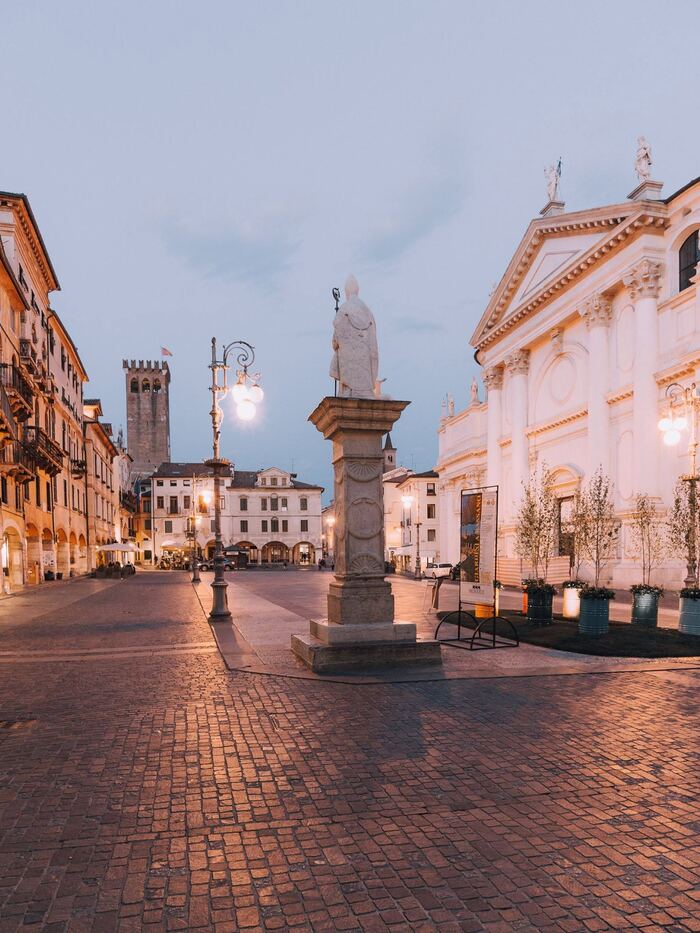 Piazza del centro storico di Bassano del Grappa